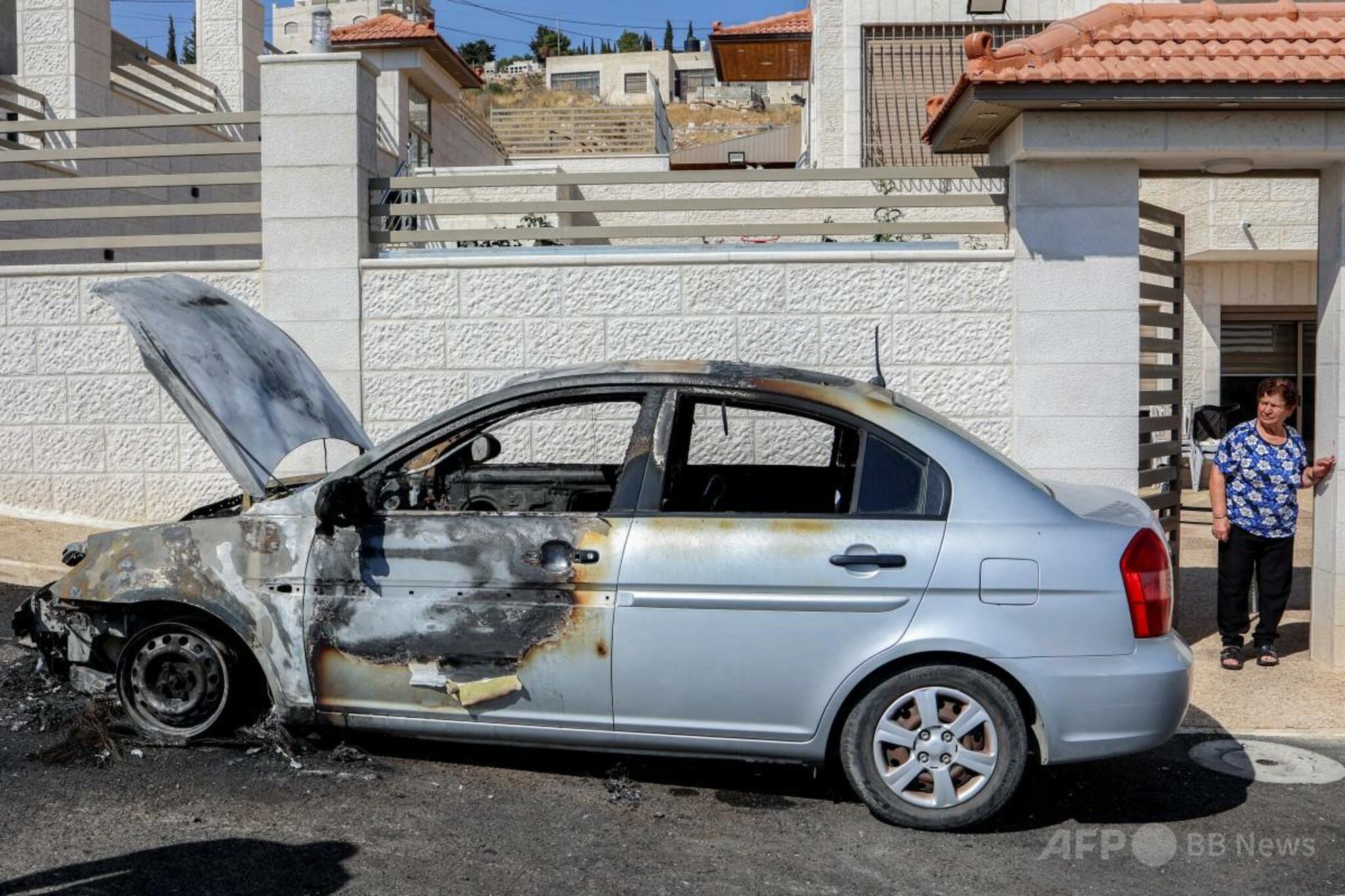 ヨルダン川西岸タイベ村でイスラエル入植者に放火された車両