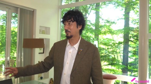 ビーズ刺繍デザイナー田川啓二氏と親交の深い黒柳徹子の姿