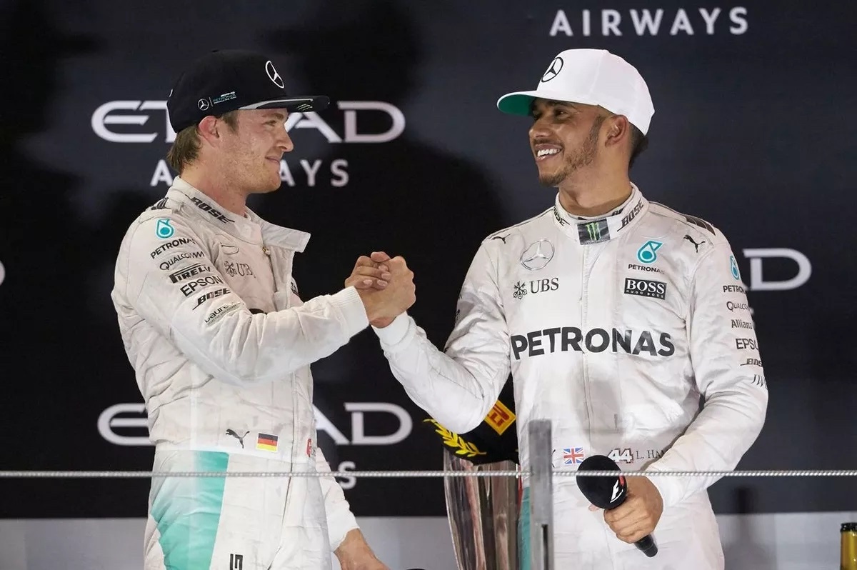 すーさん…ルイス・ハミルトンとニコ・ロズベルグ直筆サイン入り超 大型写真… 半分意識が飛んでたよ！」ロズベルグ、旧友ハミルトンの狂人