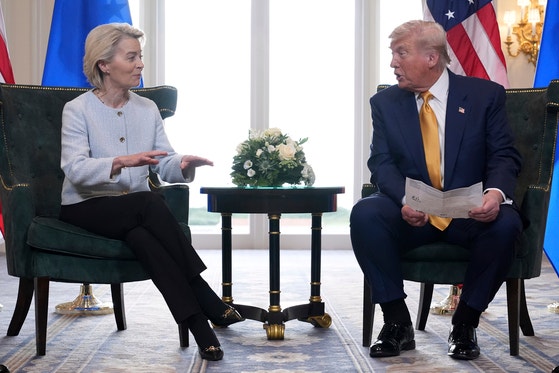 スコットランド・ターンベリー・ゴルフリゾートで米EU通商協定を発表するドナルド・トランプ米大統領とウルズラ・フォンデアライエンEU欧州委員長