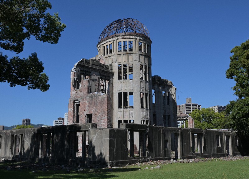 広島市中区に位置する原爆ドーム。米国の原爆投下に関する意識調査で、世代間の見解の相違が浮き彫りになる中、歴史の教訓を伝える重要な場所である。