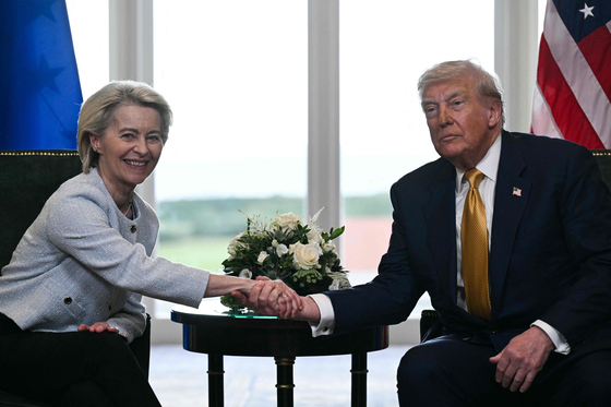 20XX年7月27日、スコットランドのターンベリーで会談後に握手するトランプ米大統領とフォンデアライエン欧州委員長。米国の関税圧力に対するEUの戦略的対応が焦点となった。