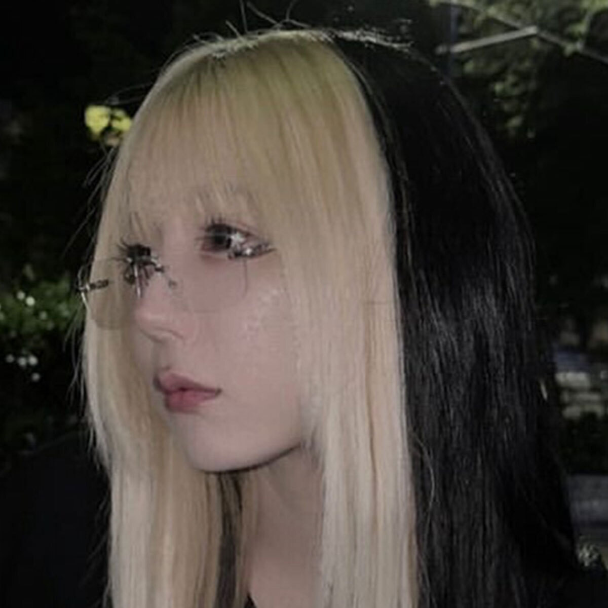 『月曜から夜ふかし』の多田さんが自身のInstagramで公開した金髪と黒髪のツートーンヘア