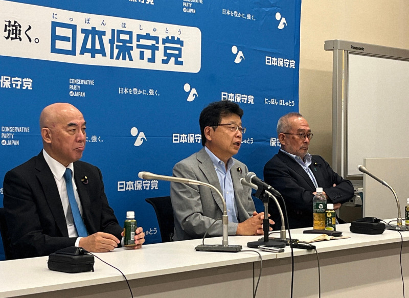 国会内で記者会見を行う日本保守党の北村晴男参院議員と百田尚樹代表