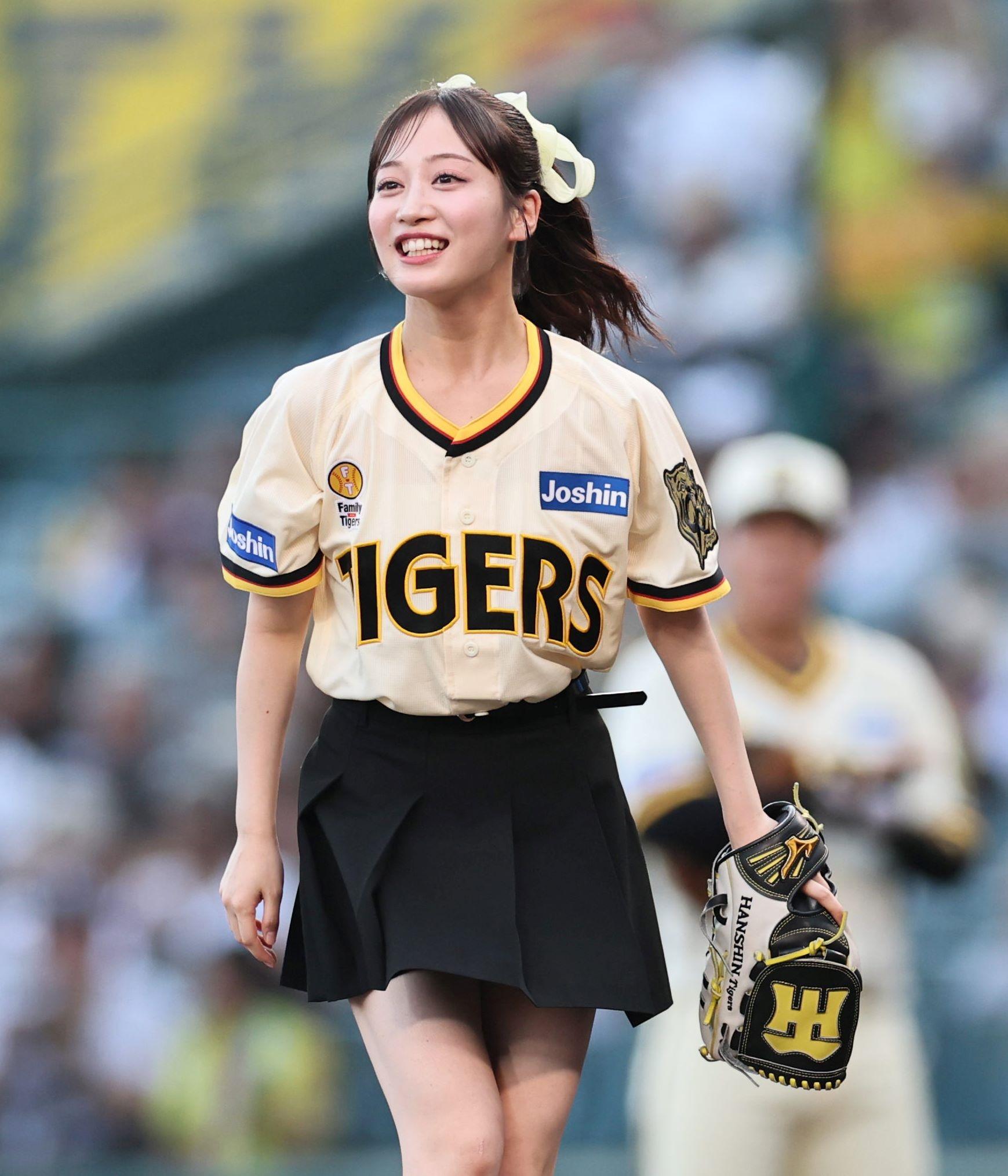 阪神 NMB48の川上千尋が始球式でノーバウンド投球「練習の