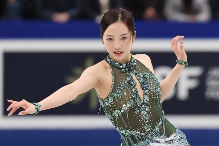 溢れ出る「24歳」の色気 本田真凜さん1st写真集の表紙＆タイトル