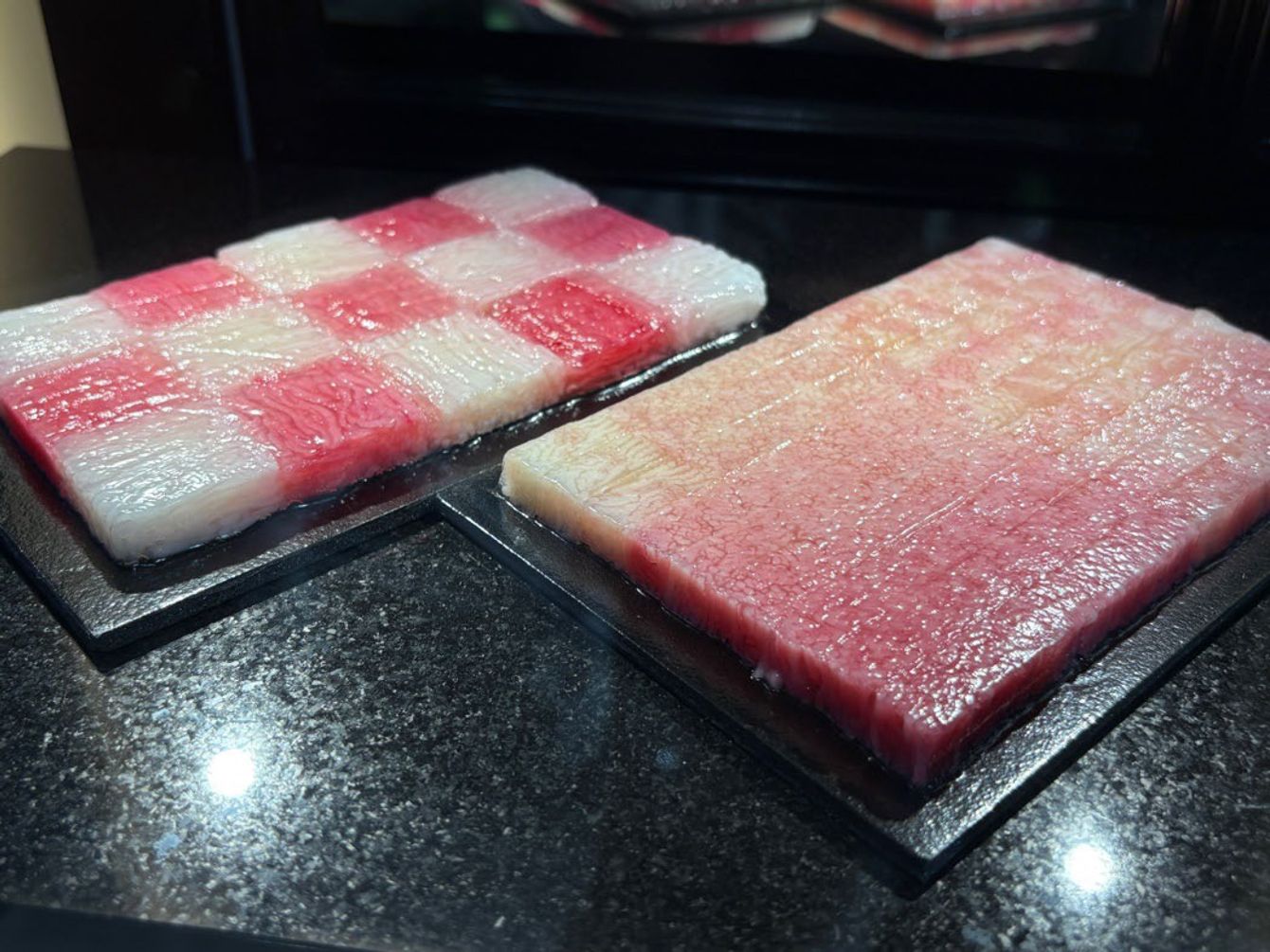 培養肉技術の発展を示す、皿に盛り付けられた培養肉の塊