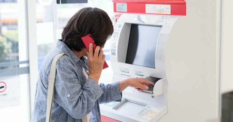 高齢者を狙う特殊詐欺のイメージ。不安そうな表情の高齢者と、詐欺師を示唆する人物の手元。