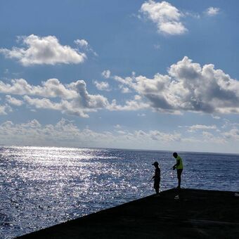 悪石島に到着したフェリーから見た港の様子。断崖絶壁に囲まれた秘境の島の玄関口、悪石港の風景。