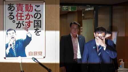 自民党内で「下野論」が広がる中、進退が注目される石破茂首相と日本の政治状況