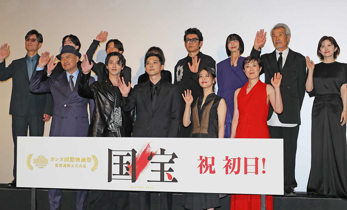 歌舞伎役者を演じる吉沢亮と横浜流星の熱演でメガヒットを記録中の映画『国宝』のキービジュアル