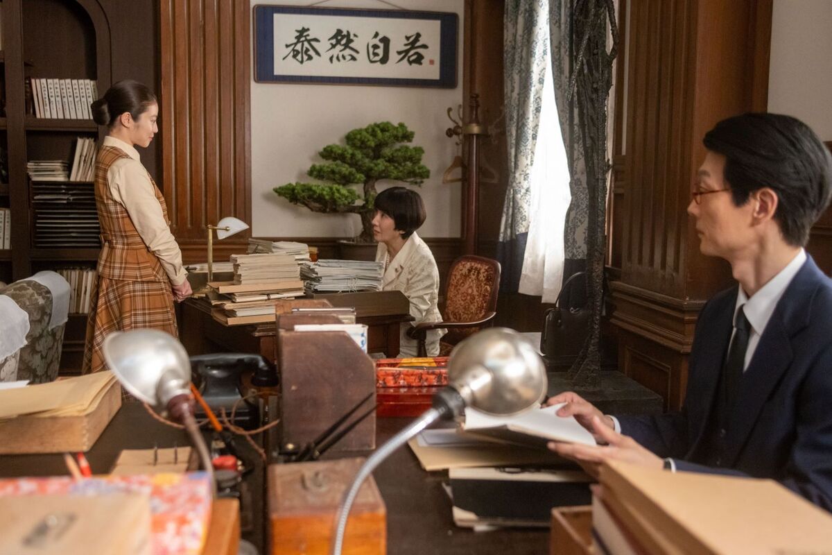 NHK連続テレビ小説「あんぱん」第87話の一場面。のぶ（今田美桜）、鉄子（戸田恵子）、世良（木原勝利）の主要登場人物が会話している様子。