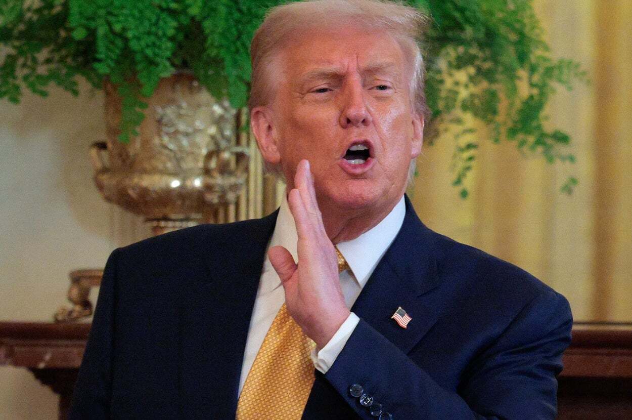 ドナルド・トランプ前米大統領の顔のクローズアップ写真。スコットランド地元紙「ザ・ナショナル」の一面に掲載されたもので、物議を醸した「有罪判決を受けたアメリカの犯罪者が、スコットランドに到着する」という見出しとともに使われた。