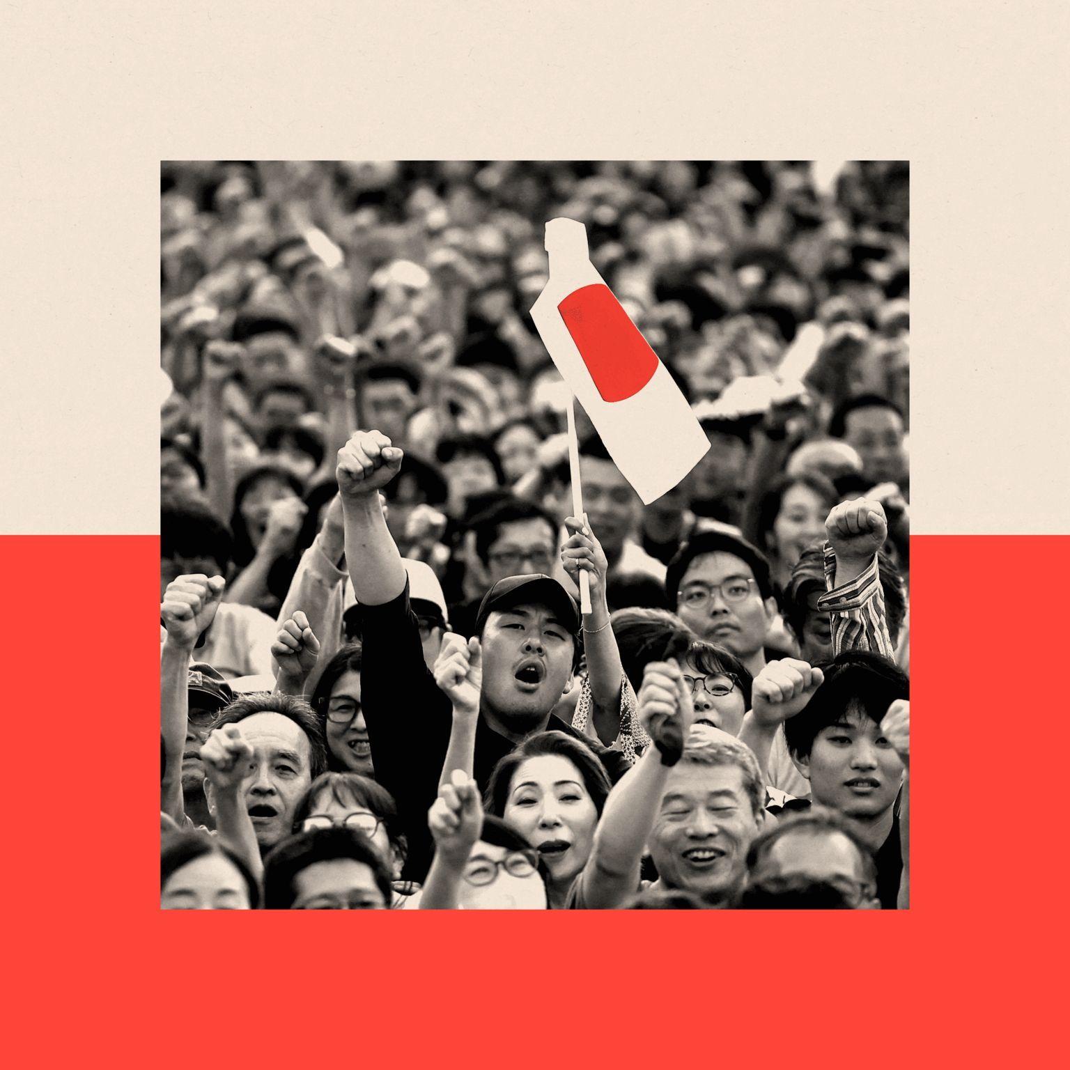 日本の政治集会で熱心に演説を聞く聴衆と日本国旗。参政党の台頭を象徴する光景。