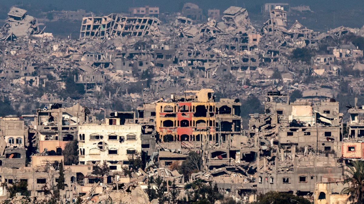 イスラエル軍の攻撃により破壊されたパレスチナ自治区ガザ地区北部の建物と瓦礫