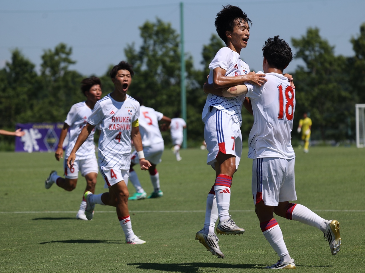 プレス&アタックで打開する‼︎ 〜流経柏高校・2011年度チームコンセプト〜⚽️ 中高の先輩から受け継いだ流経大柏の10番。高速ドリブルで先制