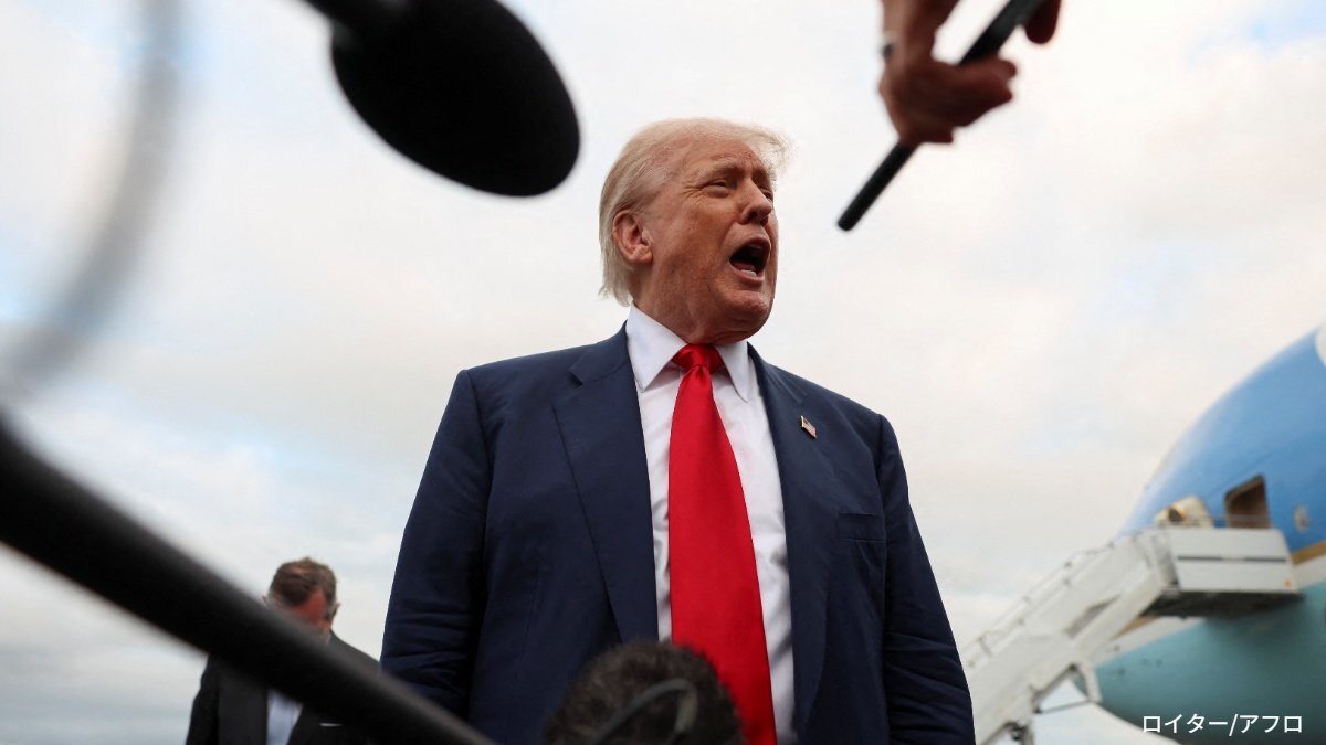 スコットランドで記者団に囲まれ「エプスタイン疑惑」について質問を受けるトランプ大統領