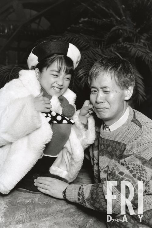 1993年公開の映画『REX 恐竜物語』で主演の安達祐実と、出版界の革命児として知られた角川春樹氏。メディアミックス戦略で時代を築いた氏のカリスマ性を示す一枚。