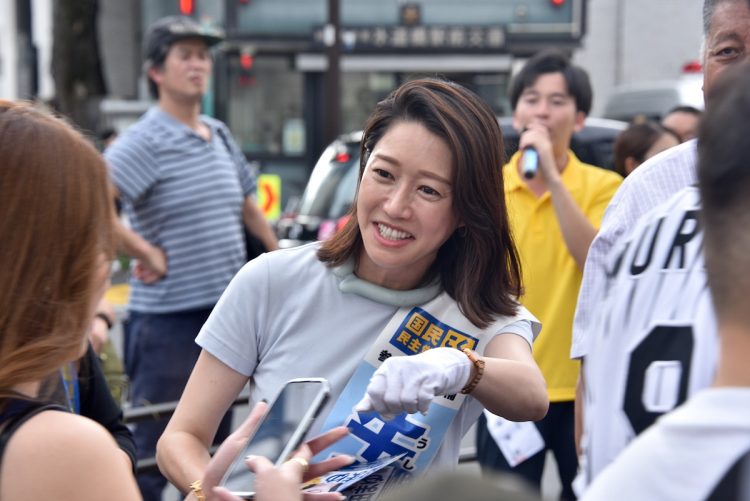 2025年参院選、国民民主党から立候補した元NHKアナウンサーの牛田茉友氏が街頭演説を行う姿。
