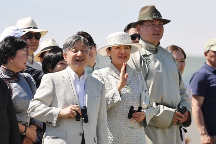 モンゴル公式訪問の天皇皇后両陛下、雅子さまの淡いピンクのセットアップ