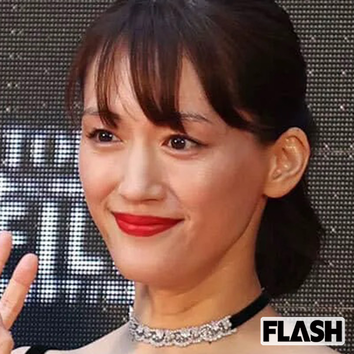 綾瀬はるかさんがユニクロCMで背中を大胆に露出。美しいブラトップ姿が話題に。