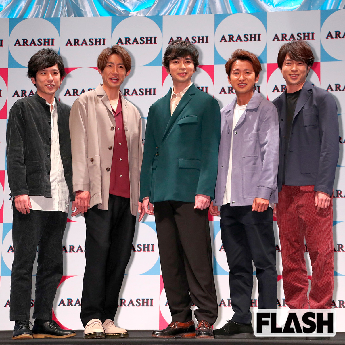 嵐のメンバーが2026年春の解散コンサートを発表し、ファンからの注目が集まる様子。