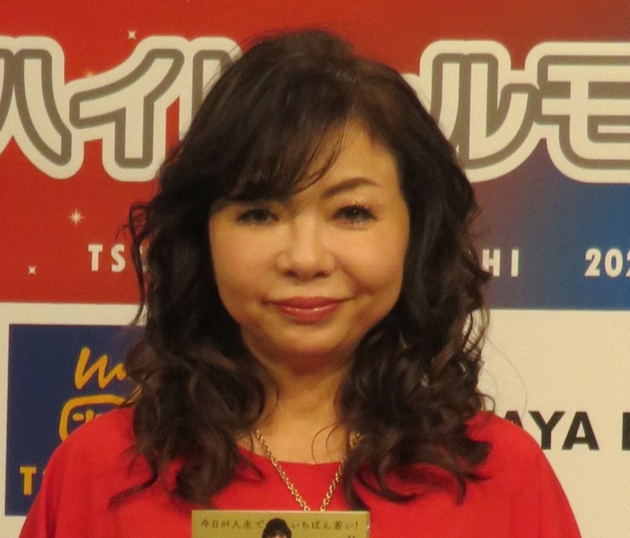 ハイヒール・モモコが自身の学歴について語る様子