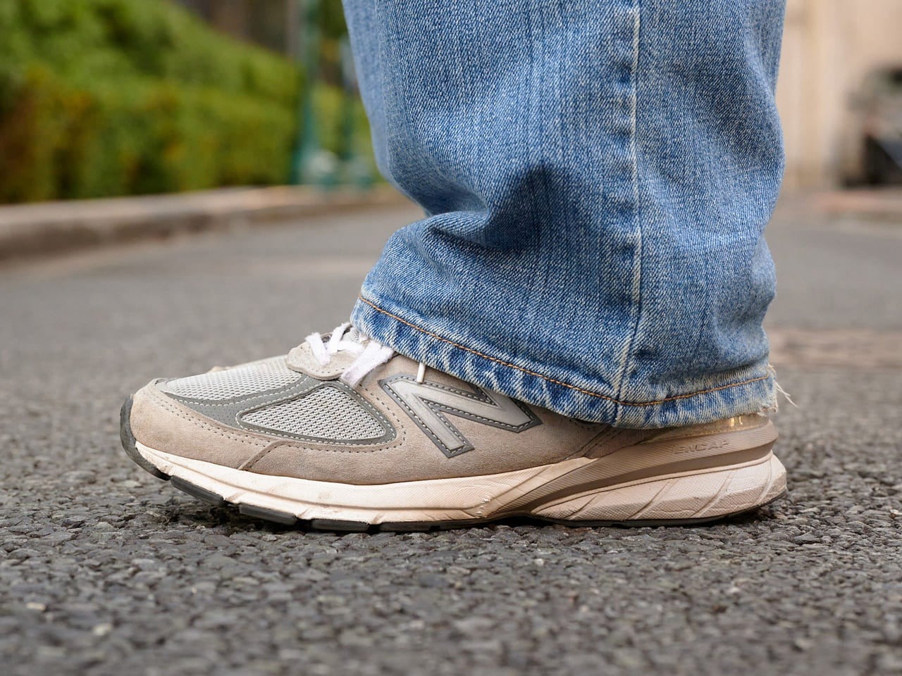 New Balance 990 グレー スニーカー オシャレな大人の「ニューバランス 990」はグレー、一択! 3人の