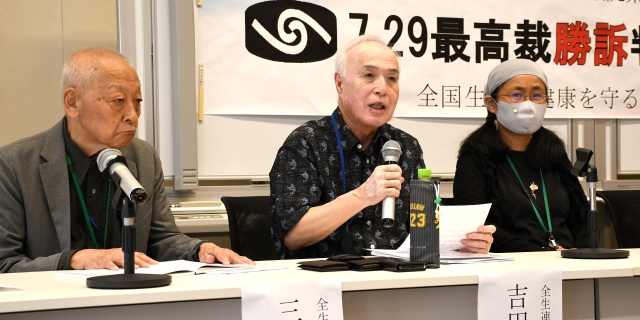 生活保護基準引き下げ問題で厚生労働省への不信感を訴える全国生活と健康を守る会連合会（全生連）の吉田会長（中央）と要請行動の参加者たち。
