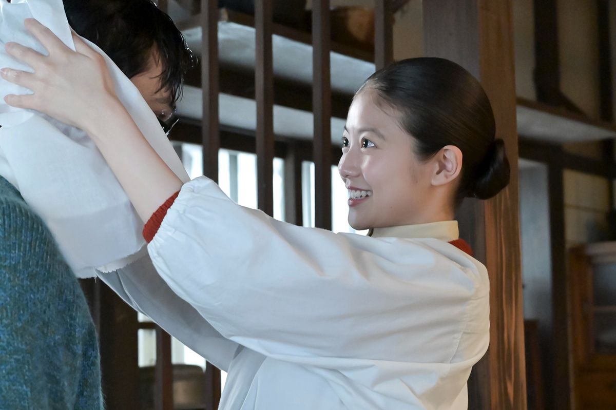 今田美桜と北村匠海が演じるのぶと嵩、連続テレビ小説『あんぱん』の一場面