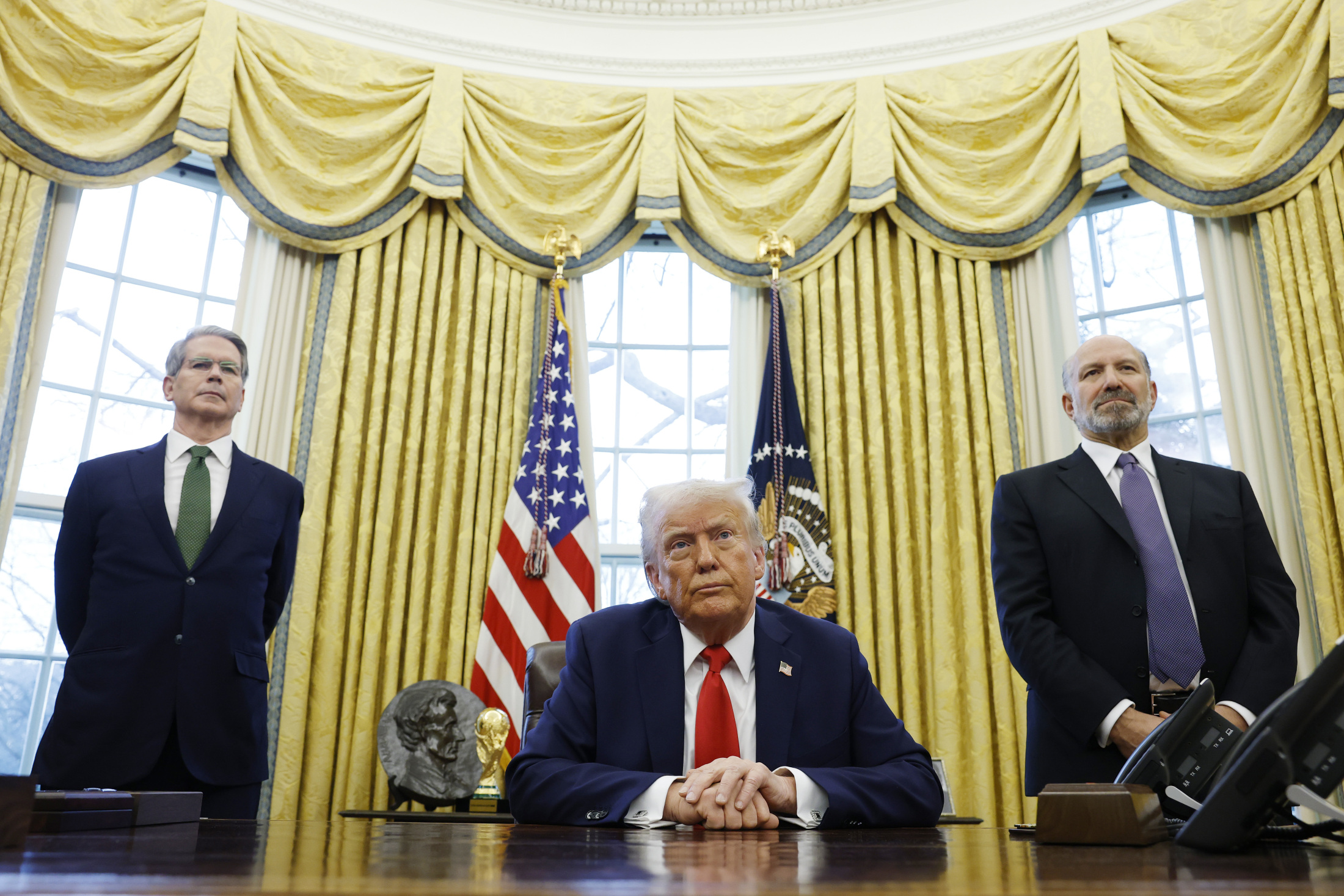 トランプ大統領、スコット・ベッセント財務長官、ハワード・ラトニック商務長官がホワイトハウスで並び立つ姿。日米貿易交渉の主要人物。