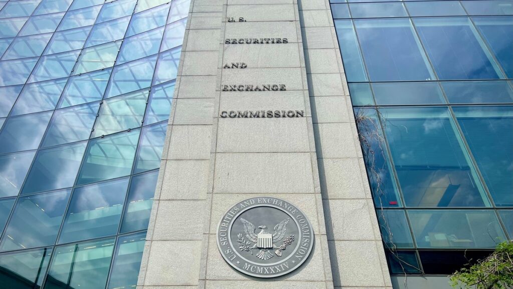 SEC、全てのビットコインおよびイーサリアム現物ETFの現物償還を
