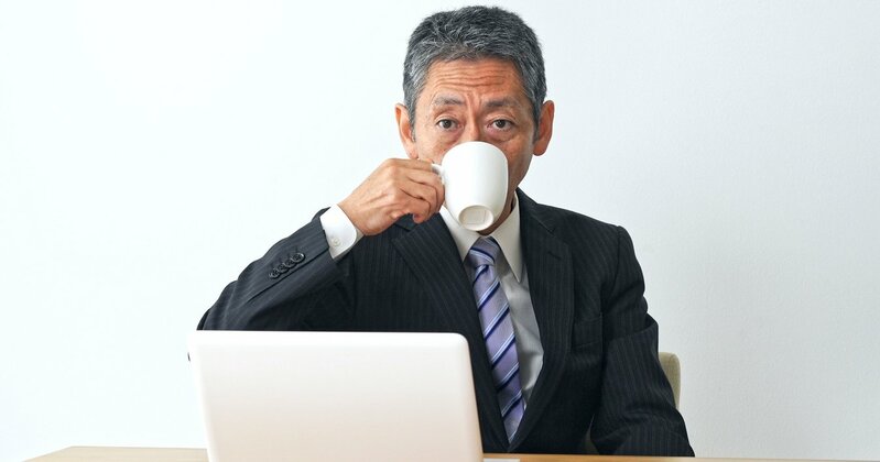 企業内で評価されるミドル世代のビジネスパーソンが、自身のキャリア戦略について深く考える様子を表すイメージ。