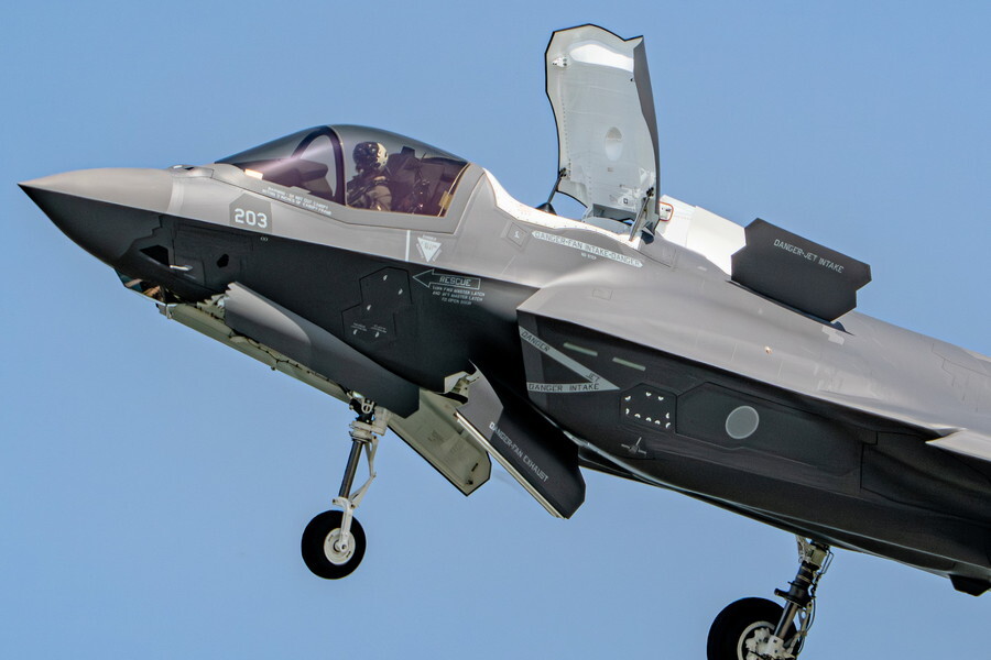 1/144仮想航空自衛隊F-35B 305飛行隊仕様 完成品 無塗装組立で簡単にF-35B(航空自衛隊)が手に入る！F-toys 1/144
