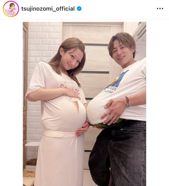 杉浦太陽がスイカで妊婦体験をする辻希美との夫婦ショット