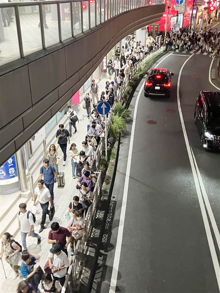 大船駅前「タクシーと家族の迎えどちらが早いか」「駅で一晩…」　津波影響、交通混乱は夜まで（カナロコ by 神奈川新聞） - Yahoo!ニュース