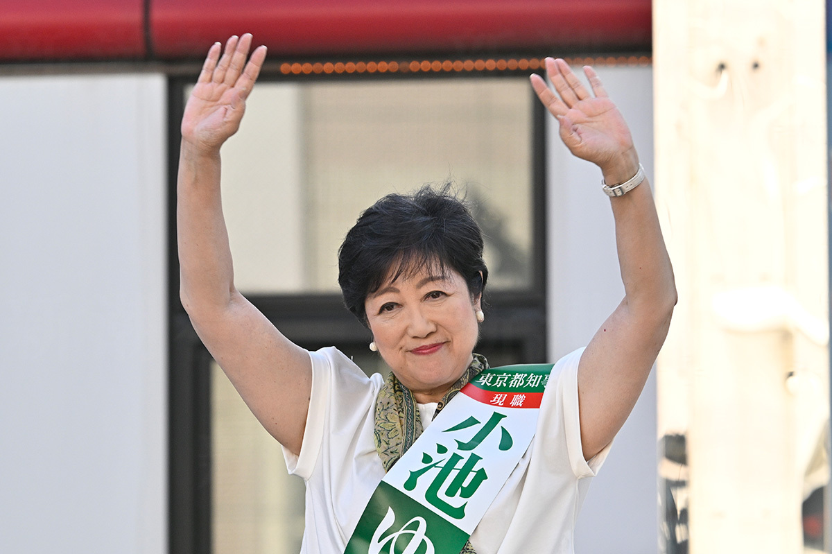 小池百合子東京都知事が夏の猛暑対策を発表する様子