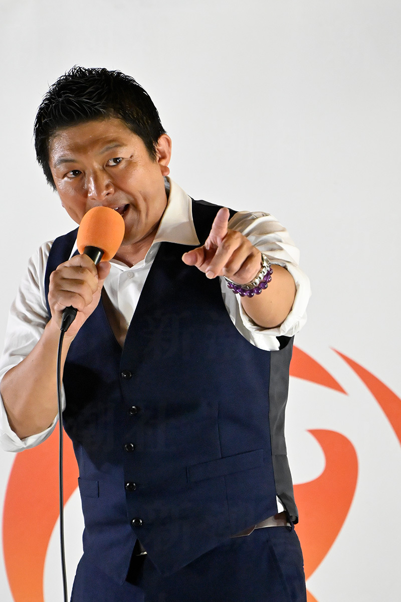 参政党の演説風景。支持者に向けて熱弁を振る演説者の姿。