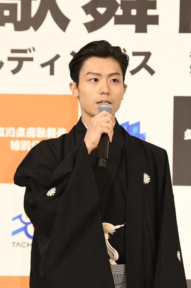 市川中車　市川團子　市川猿翁　歌舞伎手拭い 2011年、香川照之歌舞伎界入り発表会見に臨む（左から）市川中車