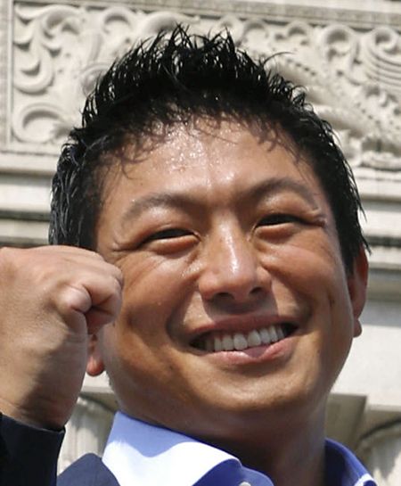 参政党代表の神谷宗幣氏と、そのファミリー企業への資金源とされるプライム上場企業会長との関係を示唆する画像。