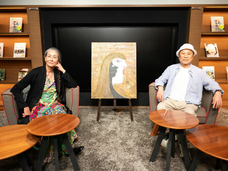 浅野順子氏と近田春夫氏が登壇したCREAトークイベントの様子、中央には浅野順子氏の絵画作品が展示されている。