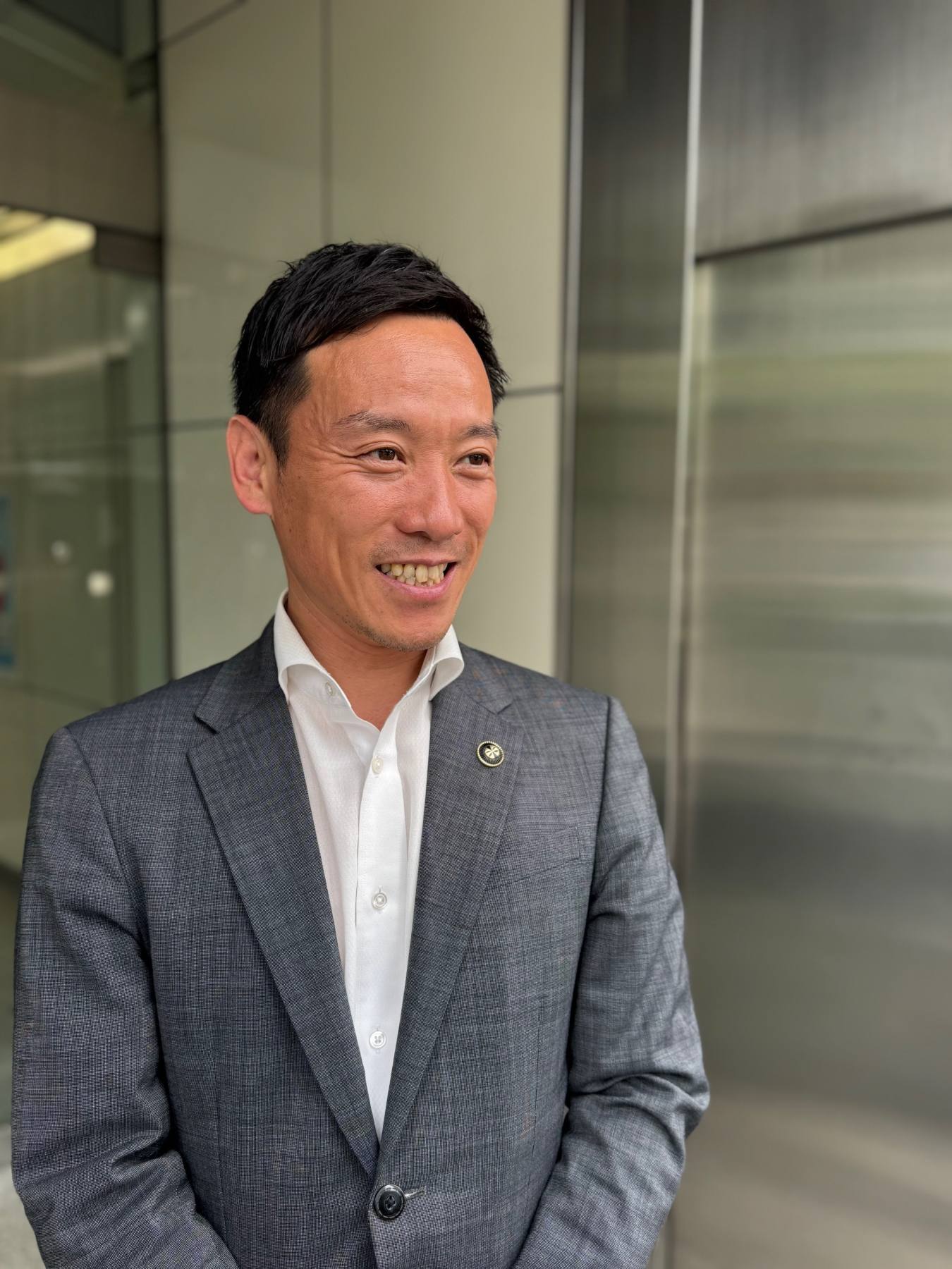 大阪府泉大津市、南出賢一市長の真剣な表情：コロナ禍における市民への情報提供