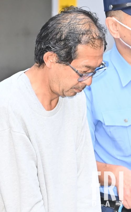 池袋警察署の護送口から現れた石岡雅人容疑者の憔悴した表情