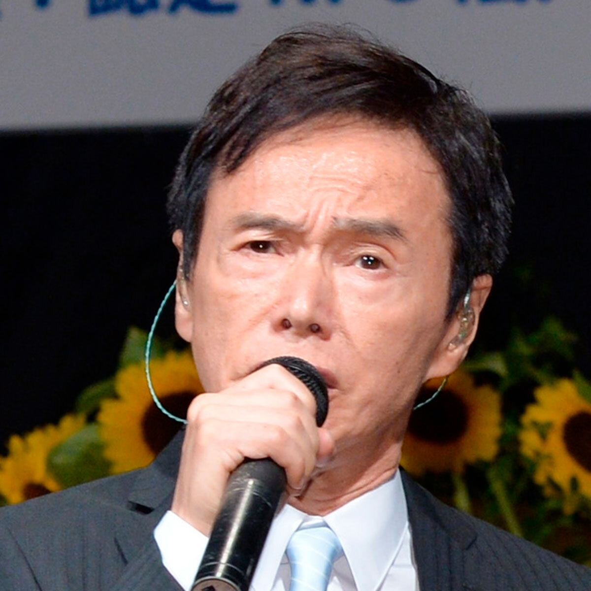 歌手・森進一のポートレート。三兄弟の音楽活動を明かし、注目を集めている。