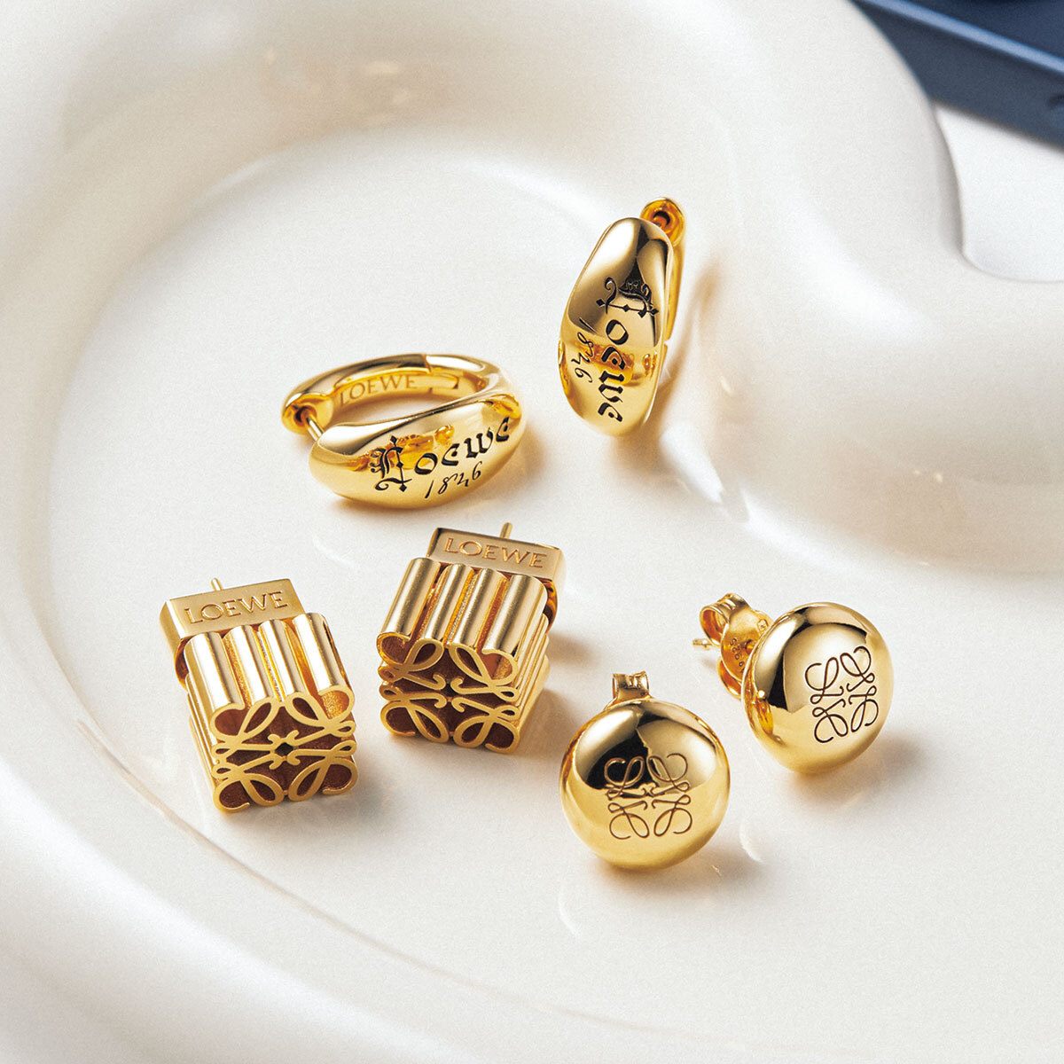 ✨美品✨ ロエベ ピアス ロエベ】のジュエリーに熱視線！狙い目は“ロゴ”使いが際立つ