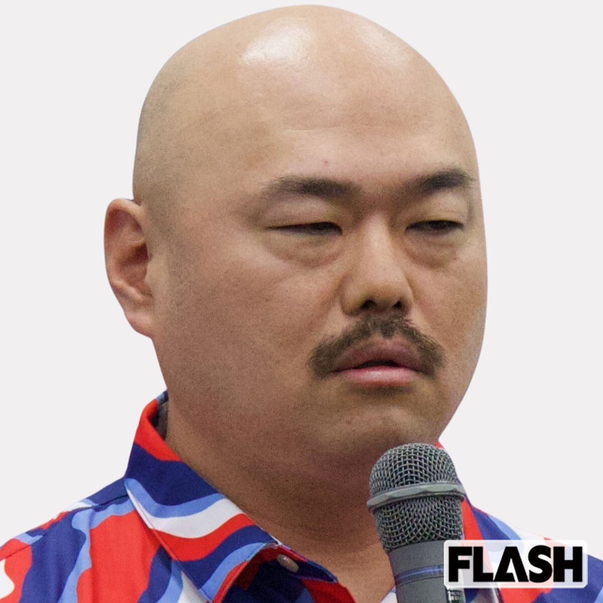クロちゃんが「水曜日のダウンタウン」の企画で亡き父・香さんと再会し涙する様子。