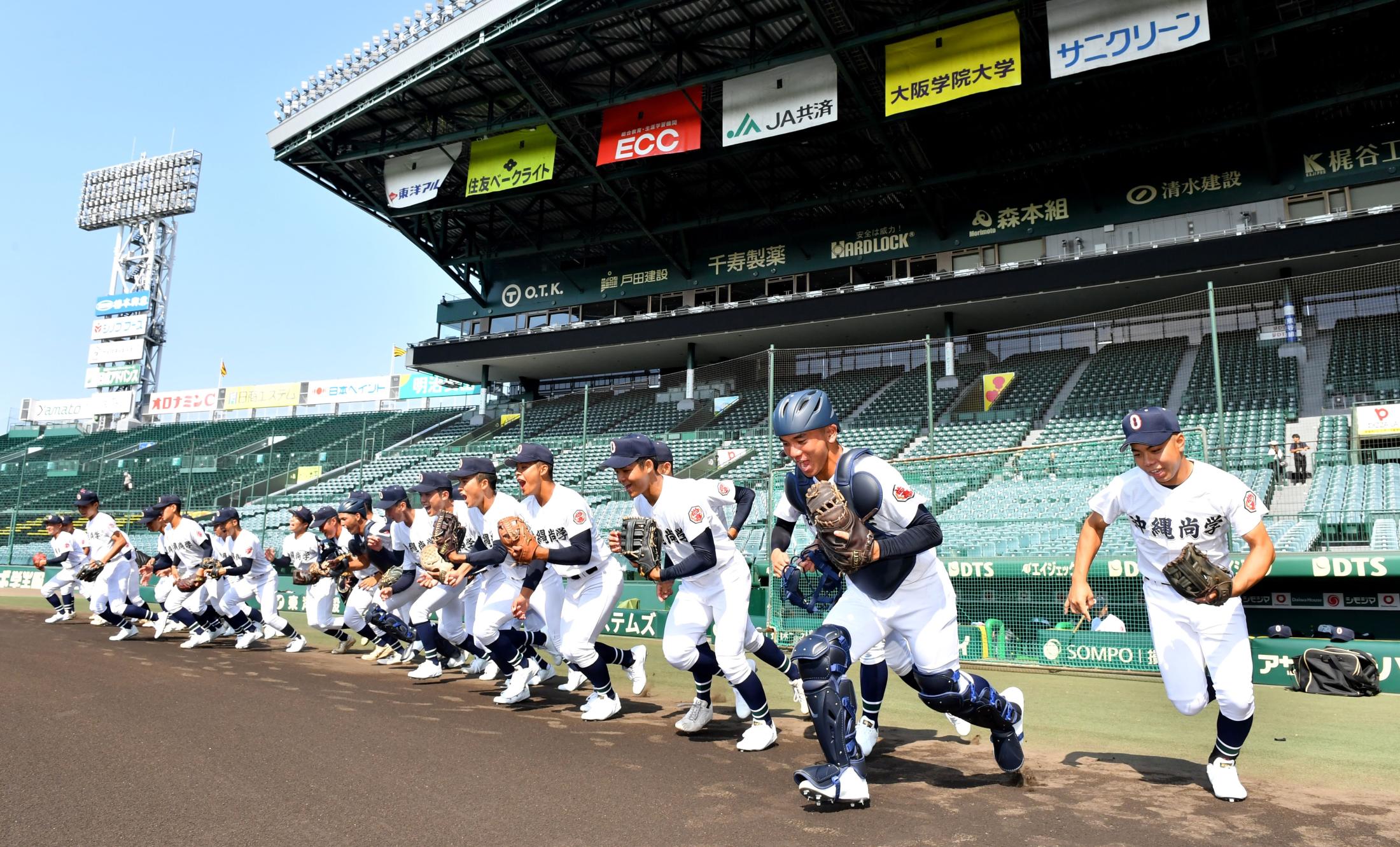 高校野球 甲子園練習が始まる 沖縄尚学がトップで登場 2年生の
