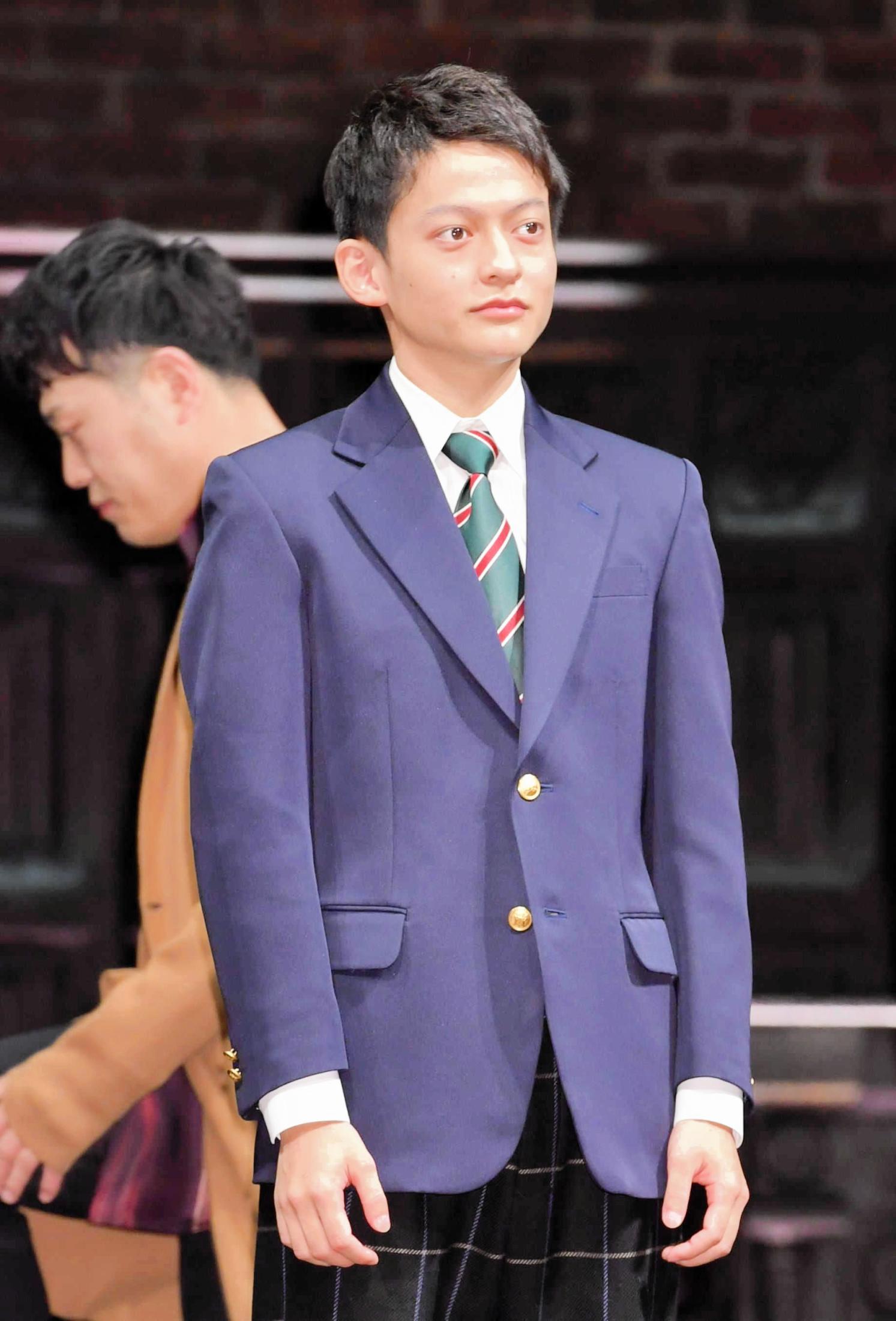 俳優の福山康平氏。保育士国家資格の取得という新たな挑戦と合格を報じるニュース記事の象徴的な画像。