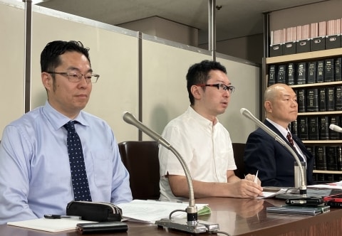 新田哲史氏（中央）が東京・霞が関の司法記者クラブで記者会見を開き、ソーシャルラボによるTBS「報道特集」への放送法違反提訴について説明する様子。