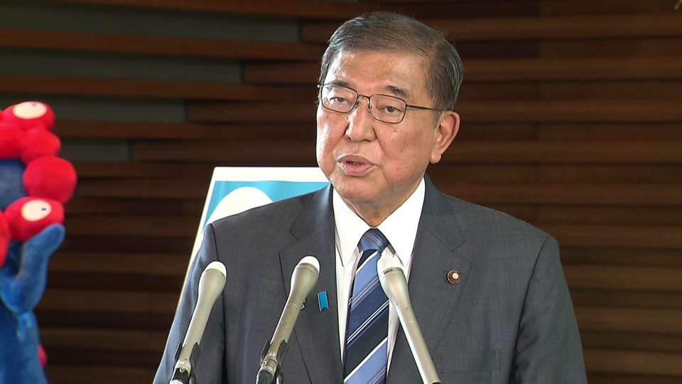 石破総理がカムチャッカ半島沖地震について記者団の質問に答える様子。政権運営への強い意志を示す時期と重なる。